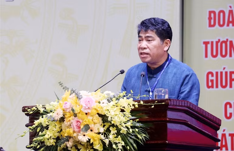 Trưởng Ban Dân tộc tỉnh Nghệ An Vi Văn Sơn phát biểu khai mạc Đại hội.