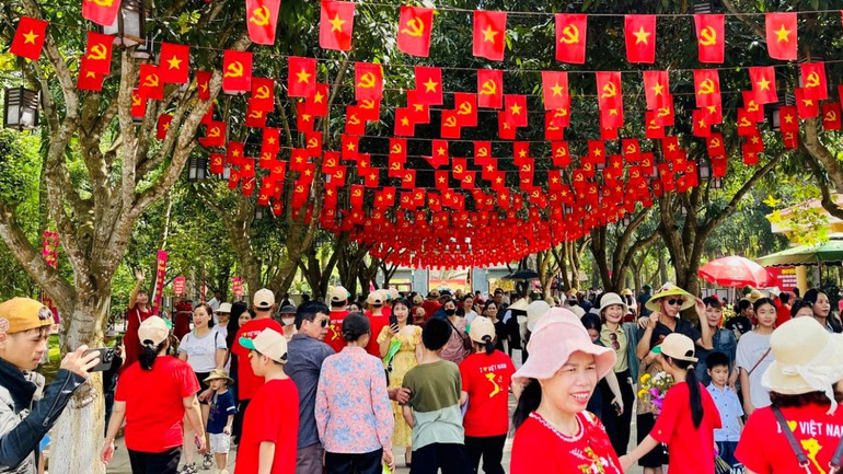 Cùng với Quảng trường Hồ Chí Minh, trong sáng 30/4, hàng nghìn người dân, du khách đã về thăm khu Di tích lịch sử quốc gia đặc biệt Kim Liên (huyện Nam Đàn) - Quê hương của Chủ tịch Hồ Chí Minh.