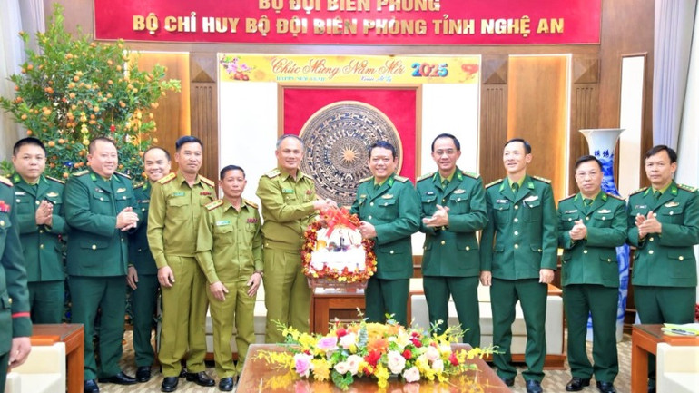 Đoàn công tác Công an tỉnh Xiêng Khoảng tặng quà, chúc Tết Nguyên đán Ất Tỵ 2025 cán bộ, chiến sĩ Bộ đội Biên phòng tỉnh Nghệ An.