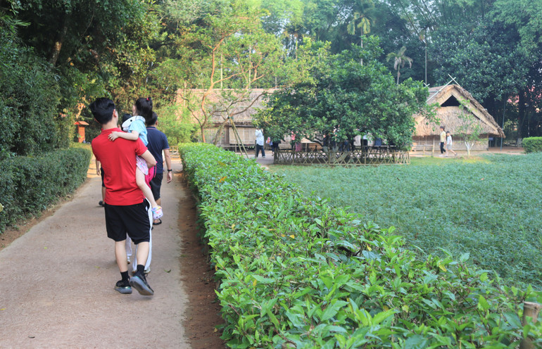 Khoa thi Hội năm Tân Sửu (1901), ông Nguyễn Sinh Sắc đỗ Phó bảng, lần đầu tiên ở Làng Sen (xã Chung Cự) nay là xã Kim Liên, huyện Nam Đàn, tỉnh Nghệ An) có người đỗ đạt cao. Trước niềm vinh dự đó, nhân dân Làng Sen đã trích mảnh đất rộng khoảng 2.500m2 đất học điền làm vườn, mua một ngôi nhà 5 gian bằng gỗ lợp tranh lá mía về dựng tại đây và mời gia đình Phó bảng Nguyễn Sinh Sắc về ở. Từ năm 1901-1906, ông Phó bảng Nguyễn Sinh Sắc cùng 3 người con (Nguyễn Thị Thanh, Nguyễn Tất Đạt, Nguyễn Tất Thành-tên gọi của Chủ tịch Hồ Chí Minh thời niên thiếu) rời làng Hoàng Trù, về sống ở Làng Sen. Nơi đây cũng ghi dấu sự kiện 2 lần Bác về thăm quê (ngày 16/6/1957 và 9/12/1961). Khoa thi Hội năm Tân Sửu (1901), ông Nguyễn Sinh Sắc đỗ Phó bảng, lần đầu tiên ở Làng Sen (xã Chung Cự) nay là xã Kim Liên, huyện Nam Đàn, tỉnh Nghệ An) có người đỗ đạt cao. Trước niềm vinh dự đó, nhân dân Làng Sen đã trích mảnh đất rộng khoảng 2.500m2 đất học điền làm vườn, mua một ngôi nhà 5 gian bằng gỗ lợp tranh lá mía về dựng tại đây và mời gia đình Phó bảng Nguyễn Sinh Sắc về ở. Từ năm 1901-1906, ông Phó bảng Nguyễn Sinh Sắc cùng 3 người con (Nguyễn Thị Thanh, Nguyễn Tất Đạt, Nguyễn Tất Thành-tên gọi của Chủ tịch Hồ Chí Minh thời niên thiếu) rời làng Hoàng Trù, về sống ở Làng Sen. Nơi đây cũng ghi dấu sự kiện 2 lần Bác về thăm quê (ngày 16/6/1957 và 9/12/1961).
