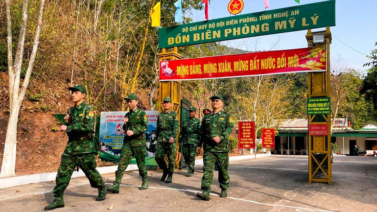 Đội hình tuần tra Đồn Biên phòng Mỹ Lý, Bộ đội Biên phòng Nghệ An có sự tham gia của lực lượng công an và dân quân địa phương lên đường thực hiện nhiệm vụ Tết Ất Tỵ 2025. Đội hình tuần tra Đồn Biên phòng Mỹ Lý, Bộ đội Biên phòng Nghệ An có sự tham gia của lực lượng công an và dân quân địa phương lên đường thực hiện nhiệm vụ Tết Ất Tỵ 2025.