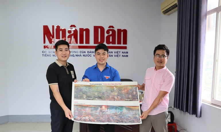 Trao tặng phụ san tranh panorama "Chiến dịch Điện Biên Phủ" tới Tỉnh đoàn Nghệ An.