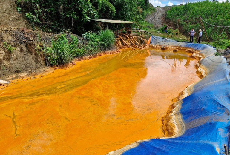 Nước thải từ bể lắng này được Công ty TNHH Thiếc Hà An bơm vào hang casto, chảy ra môi trường. (Ảnh: NHẬT LÂN)