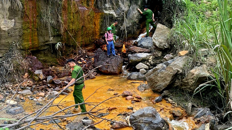 Cơ quan chức năng địa phương lần theo dấu vết để xác định điểm phát sinh nguồn nước và bùn có dấu hiệu ô nhiễm.