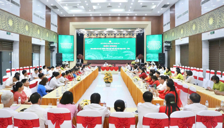 Quang cảnh hội nghị gặp mặt, biểu dương.