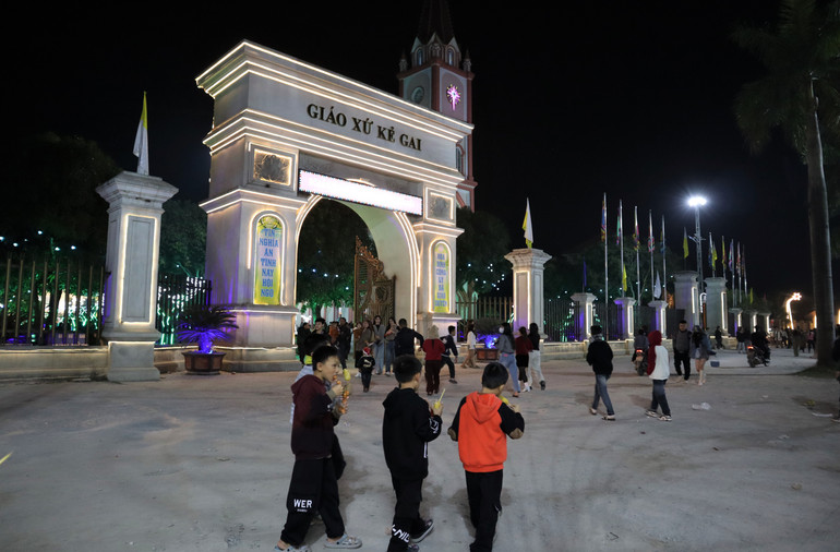 Tại Giáo xứ Kẻ Gai, xã Hưng Tây, huyện Hưng Nguyên (nằm ở phía tây bắc thành phố Vinh), đông đảo bà con giáo dân và du khách ở thành phố Vinh tập trung về khu vực Nhà thờ.