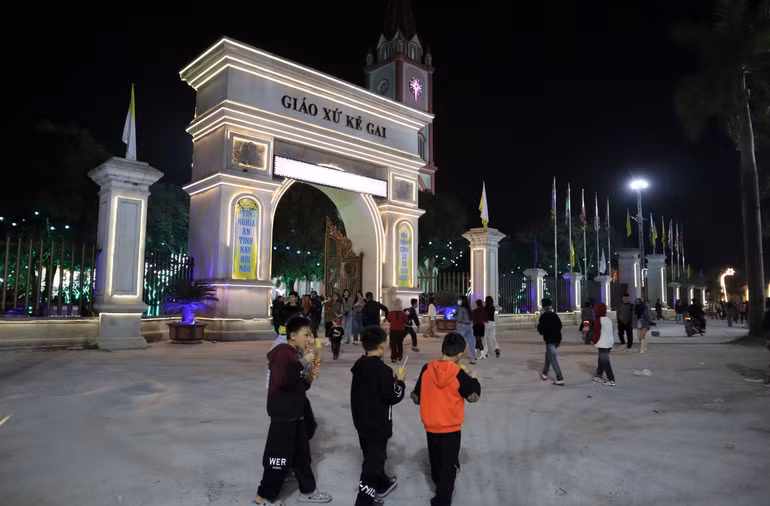 Tại Giáo xứ Kẻ Gai, xã Hưng Tây, huyện Hưng Nguyên (nằm ở phía tây bắc thành phố Vinh), đông đảo bà con giáo dân và du khách ở thành phố Vinh tập trung về khu vực Nhà thờ.