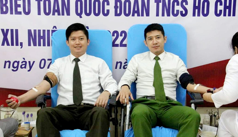 Thiếu tá Nguyễn Đình Khánh (bên trái) đã 14 lần tham gia hiến máu tình nguyện. Với anh, hạnh phúc là được chia sẻ, làm được một điều gì đó có ích cho xã hội. Thiếu tá Nguyễn Đình Khánh (bên trái) đã 14 lần tham gia hiến máu tình nguyện. Với anh, hạnh phúc là được chia sẻ, làm được một điều gì đó có ích cho xã hội.