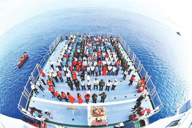 Xúc động lễ tưởng niệm các cán bộ, chiến sĩ hy sinh trên vùng biển Cô Lin, Len Đao, Gạc Ma.