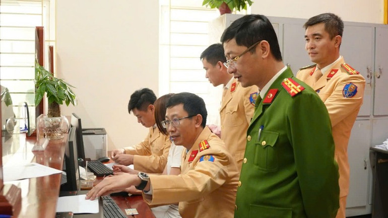 Đại tá Trần Ngọc Tuấn, Phó Giám đốc Công an tỉnh Nghệ An kiểm tra, chỉ đạo vận hành bộ phận cấp đổi giấy phép lái xe tại bộ phận "Một cửa" của Phòng Cảnh sát giao thông.