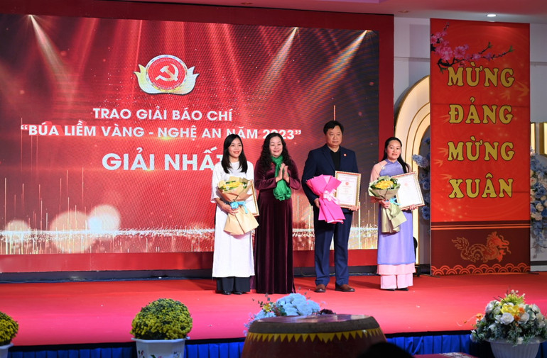 Lãnh đạo Ban Tuyên giáo tỉnh Nghệ An trao giải cho tác giả, nhóm tác giả đoạt giải Nhất.