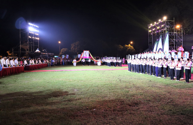 Lễ rước ảnh Bác được tổ chức trang nghiêm.