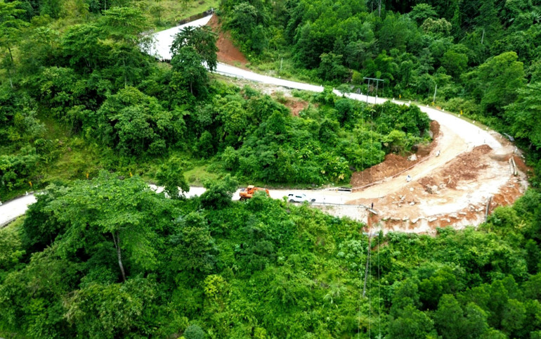 Tuyến quốc lộ 16, đoạn qua địa bàn xã Châu Kim, huyện Quế Phong (tỉnh Nghệ An) có độ dốc lớn, nhiều khúc cua gấp, nguy cơ sạt lở, sụt lún cao. (Ảnh: XUÂN HOÀNG)