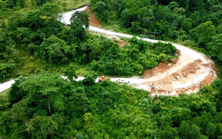 Tuyến quốc lộ 16, đoạn qua địa bàn xã Châu Kim, huyện Quế Phong (tỉnh Nghệ An) có độ dốc lớn, nhiều khúc cua gấp, nguy cơ sạt lở, sụt lún cao. (Ảnh: XUÂN HOÀNG)