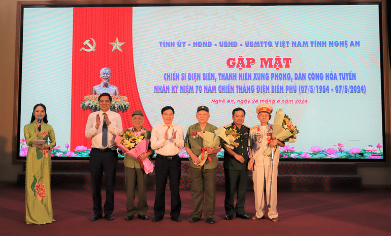 Đại diện lãnh đạo Tỉnh ủy Nghệ An, Bộ Tư lệnh Quân khu 4 tặng hoa đại diện, tri ân các cựu chiến binh, cựu thanh niên xung phong tham gia Chiến dịch.