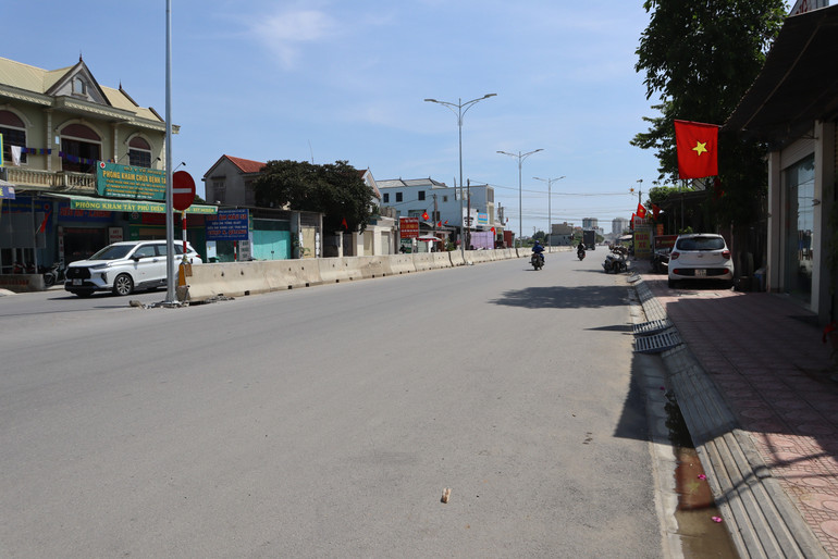 Quốc lộ 7, đoạn qua xóm Yên Xuân, xã Diễn Phúc, huyện Diễn Châu đã hoàn thành giúp phương tiện giao thông lưu thông thuận tiện, an toàn.