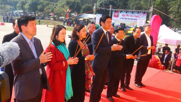 Lãnh đạo tỉnh Nghệ An và đại diện các sở, ngành dâng hương tưởng nhớ công lao của Vua Mai và các bậc tiền nhân.