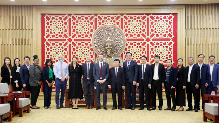 Đoàn công tác Đại sứ quán Anh tại Việt Nam và các đồng chí lãnh đạo tỉnh Nghệ An, lãnh đạo các sở, ban, ngành chụp hình lưu niệm.