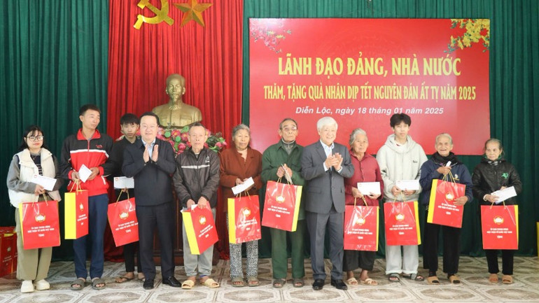 Đồng chí Đỗ Văn Chiến cùng lãnh đạo tỉnh Nghệ An trao quà Tết cho người dân xã Diễn Lộc, huyện Diễn Châu.