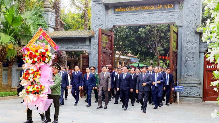 Tổng Bí thư, Chủ tịch nước Lào Thongloun Sisoulith dẫn đầu Đoàn đại biểu cấp cao Đảng và Nhà nước Lào đến dâng hoa, dâng hương tưởng niệm Chủ tịch Hồ Chí Minh tại Khu Di tích Quốc gia đặc biệt Kim Liên. Tổng Bí thư, Chủ tịch nước Lào Thongloun Sisoulith dẫn đầu Đoàn đại biểu cấp cao Đảng và Nhà nước Lào đến dâng hoa, dâng hương tưởng niệm Chủ tịch Hồ Chí Minh tại Khu Di tích Quốc gia đặc biệt Kim Liên.