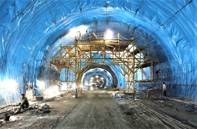 Hầm đường bộ Thần Vũ là một trong những hạng mục thi công khó nhất trên tuyến cao tốc bắc-nam do có độ dài lớn, đi qua núi cao và nền địa chất yếu.