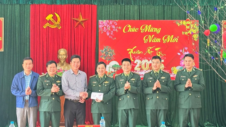 Đoàn công tác huyện Tương Dương đến thăm, chúc Tết cán bộ, chiến sĩ Đồn Biên phòng Tam Quang. Đoàn công tác huyện Tương Dương đến thăm, chúc Tết cán bộ, chiến sĩ Đồn Biên phòng Tam Quang.