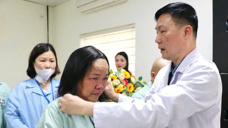Bác sĩ Chuyên khoa II Nguyễn Văn Hướng, Trưởng Phòng Công tác Xã hội - Truyền thông, Bệnh viện Ung bướu Nghệ An đội mái tóc mới cho các bệnh nhân.