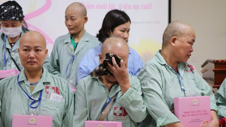 Các bệnh nhân ung thư xúc động khi được trao tặng tóc.