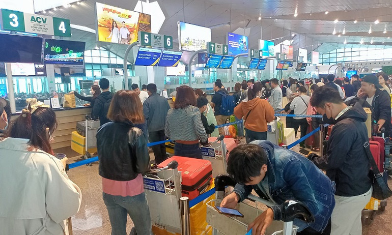 Đông nghịt khách chek-in tại quầy vé Vietnam Airlines.