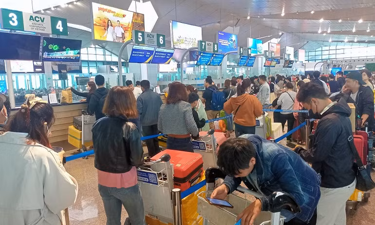 Đông nghịt khách chek-in tại quầy vé Vietnam Airlines.