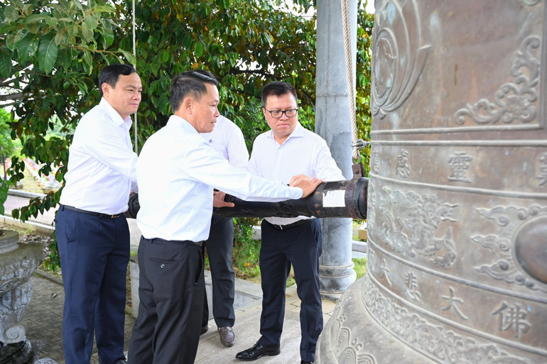 Đồng chí Lê Quốc Minh, Ủy viên Trung ương Đảng, Tổng Biên tập Báo Nhân Dân, Phó Trưởng Ban Tuyên giáo Trung ương, Chủ tịch Hội Nhà báo Việt Nam và các đại biểu thỉnh chuông tại các phần mộ liệt sĩ, Nghĩa trang Liệt sĩ Quốc tế Việt-Lào.