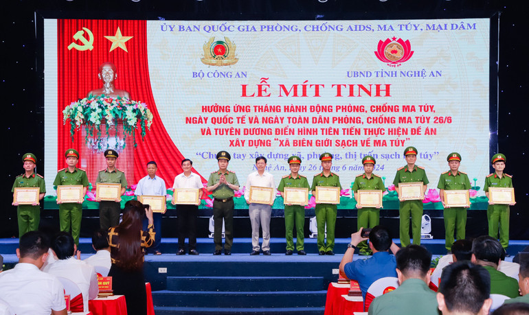 Bộ Công an tặng Bằng khen cho 8 tập thể và 4 cá nhân đạt thành tích xuất sắc trong 2 năm triển khai thực hiện và nhân rộng Đề án xây dựng “Xã biên giới sạch về ma túy” trên địa bàn Nghệ An.