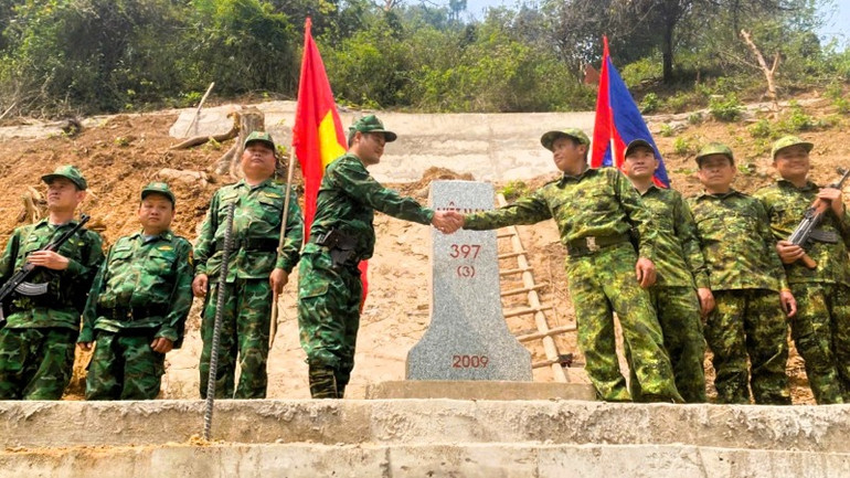 Đội hình tuần tra song phương bên cột mốc số 397 (3) biên giới Việt Nam-Lào.