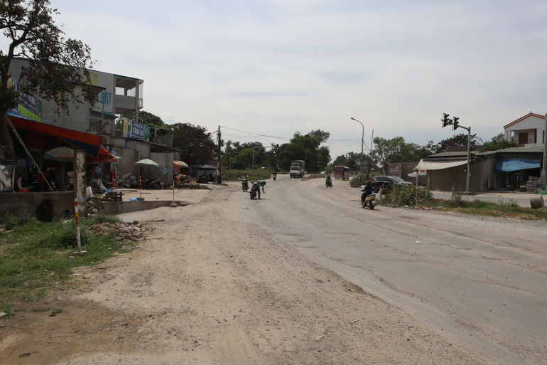 Tiến độ thi công quốc lộ 7, đoạn qua xóm Lưu Diên, xã Lưu Sơn bị đình trệ nghiêm trọng do vướng mắc giải phóng mặt bằng.