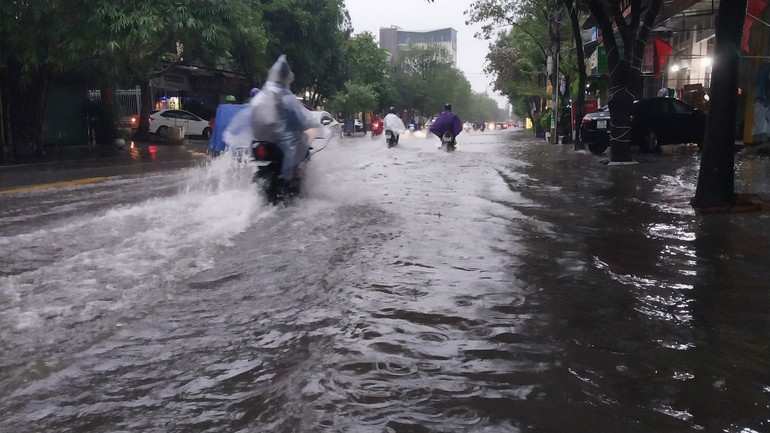 Tình trạng ngập kéo dài gần như cả tuyến đường.