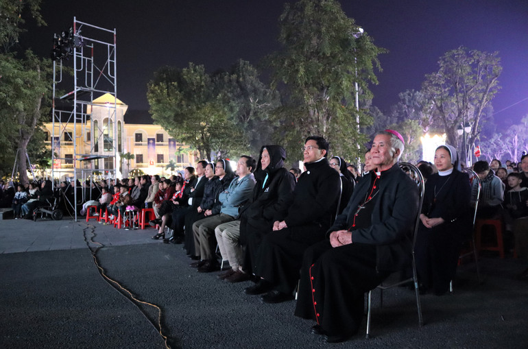 Các vị linh mục, bà xơ và người dân, du khách cùng nhau thưởng thức các tiết mục trong đêm diễn nguyện.