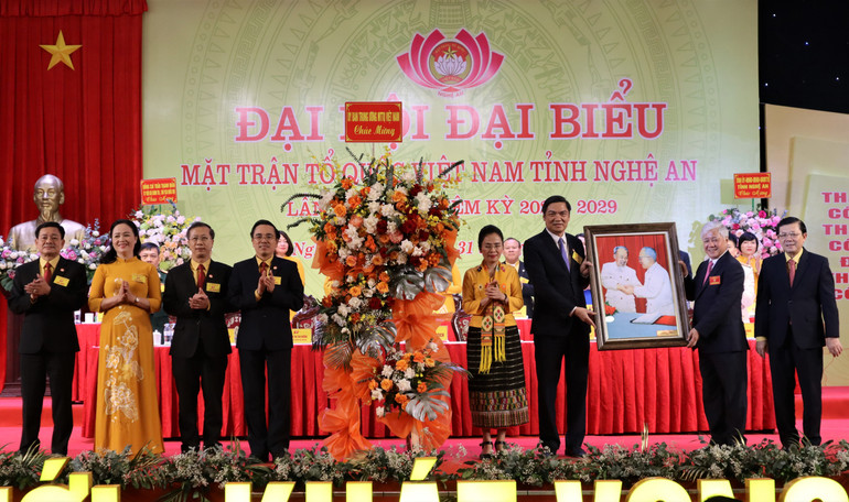 Đồng chí Đỗ Văn Chiến, Ủy viên Bộ Chính trị, Bí thư Trung ương Đảng, Chủ tịch Ủy ban Trung ương Mặt trận Tổ quốc Việt Nam tặng ảnh và hoa chúc mừng Đại hội.