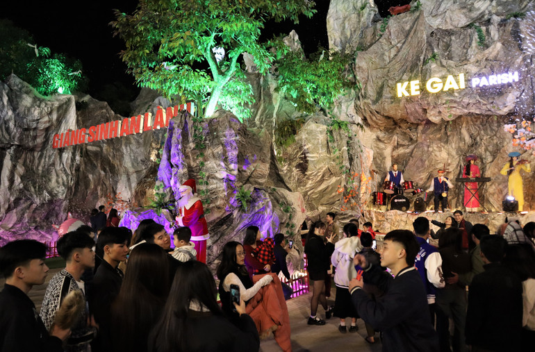 Hang đá được thi công bởi những đôi tay khéo léo, từ những nguyên liệu quen thuộc như: tre, nứa, bao bì,…