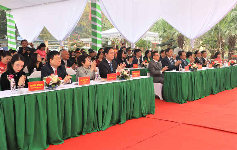 Các đại biểu tham dự triển lãm.