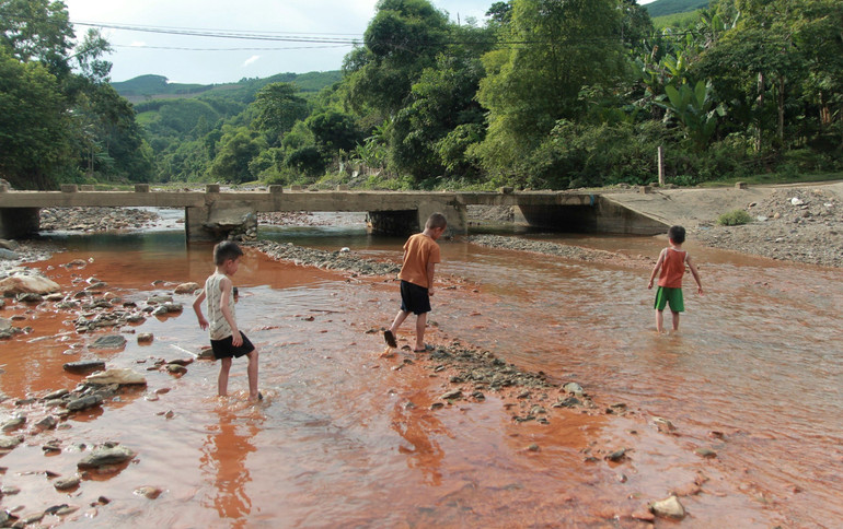 Nước suối Nậm Huống bất ngờ đổi màu và cá chết dạt vào ven bờ được phát hiện từ trưa 1/7.