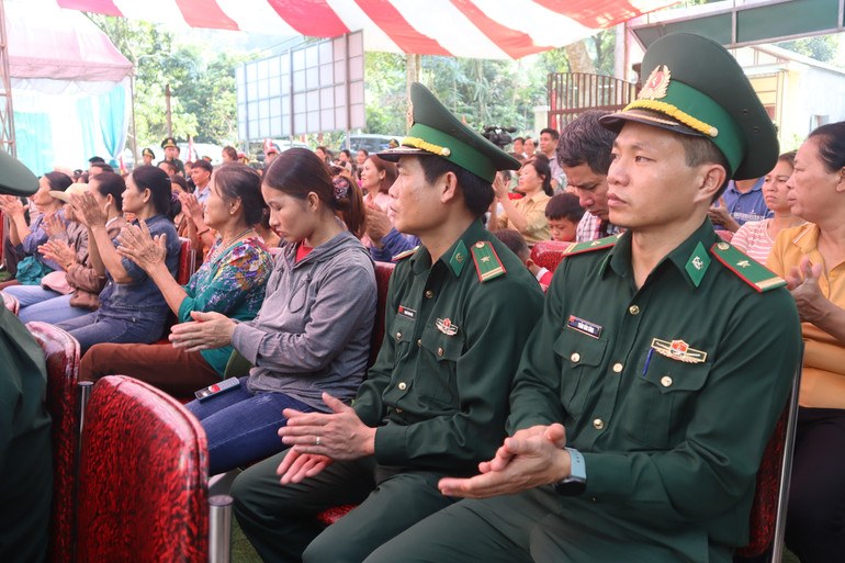 Ngày hội Đại đoàn kết toàn dân tộc là sự kiện có ý nghĩa quan trọng, được tổ chức hằng năm nhằm khơi dậy truyền thống đoàn kết, gắn bó của cộng đồng và động viên tinh thần đoàn kết giữa các tầng lớp nhân dân. Ngày hội Đại đoàn kết toàn dân tộc là sự kiện có ý nghĩa quan trọng, được tổ chức hằng năm nhằm khơi dậy truyền thống đoàn kết, gắn bó của cộng đồng và động viên tinh thần đoàn kết giữa các tầng lớp nhân dân.