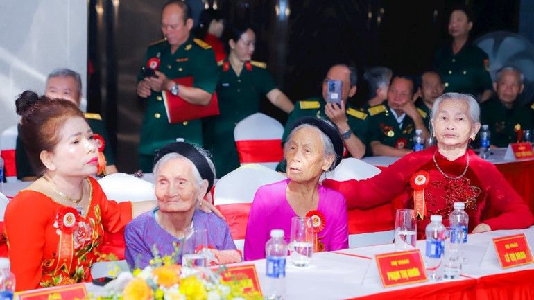 Các Mẹ Việt Nam Anh hùng tham dự buổi gặp mặt.