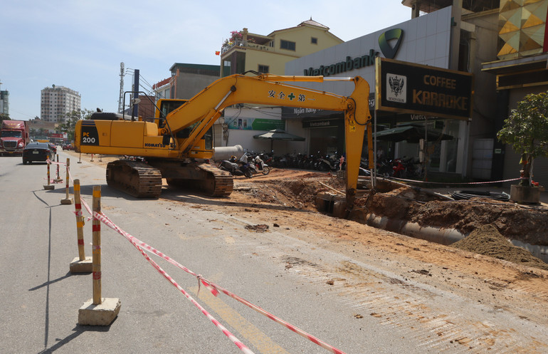 Đoạn qua huyện Diễn Châu còn vướng 0,605km/18,606km. Đoạn qua huyện Diễn Châu còn vướng 0,605km/18,606km.