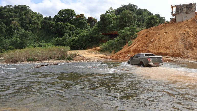 Một đoạn trên đường vào bản Khe Búng và bản Cò Phạt.