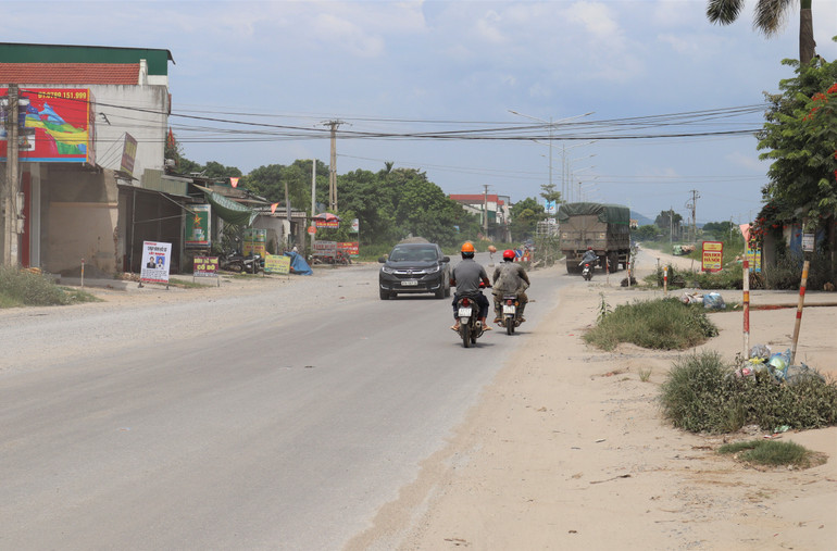 Quốc lộ 7, đoạn qua xóm Lưu Diên, xã Lưu Sơn đang trở thành nút thắt cổ chai, nguy hiểm cho người và phương tiện tham gia giao thông.