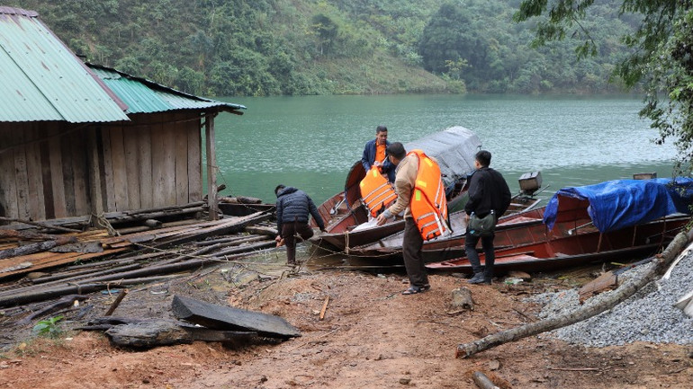 Từ trung tâm xã Lượng Minh, muốn vào bản Cà Moong và bản Xốp Cháo phải di chuyển bằng thuyền gần cả tiếng đồng hồ.