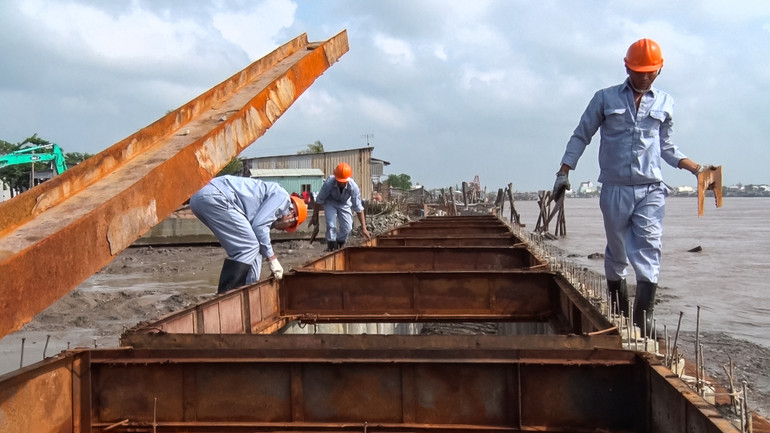 Thi công kè trụ rỗng đê Biển Đông. Ảnh: Phương Bằng