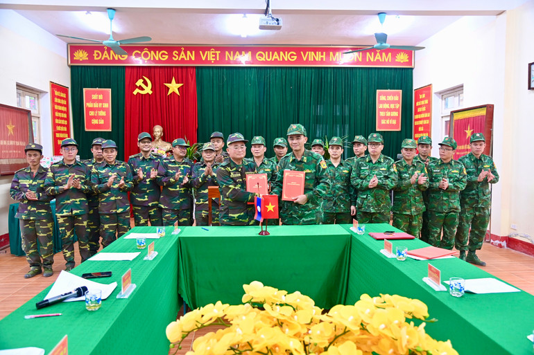 2 đội trưởng trao biên bản đợt tuần tra song phương biên giới Việt Nam-Lào. 2 đội trưởng trao biên bản đợt tuần tra song phương biên giới Việt Nam-Lào.