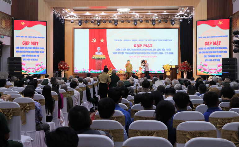 Buổi Gặp mặt diễn ra trong không khí hào hùng, xúc động.