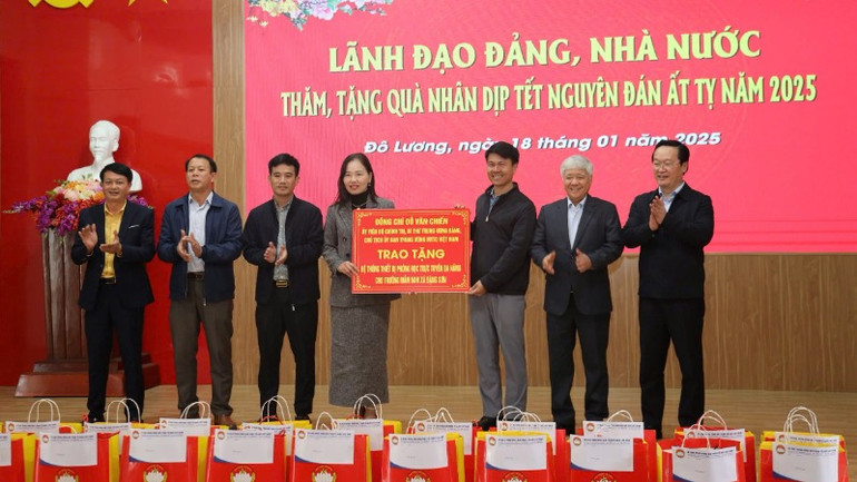 Đồng chí Đỗ Văn Chiến trao tặng hệ thống thiết bị phòng học trực tuyến đa năng cho Trường mầm non xã Đặng Sơn, huyện Đô Lương.